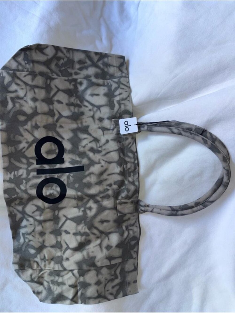 ALO Yoga neutral Grey Tie-Dye Canvas Tote with Bold Logo NEW - Picture 2 of 2